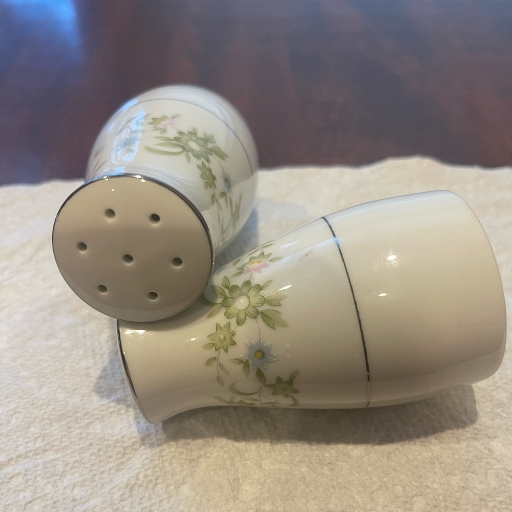 VINTAGE ROYA WENTWORTH FINE CHINA PAULINE 8695 JAPAN SET OF SALT & PEPPER 3 3/8"